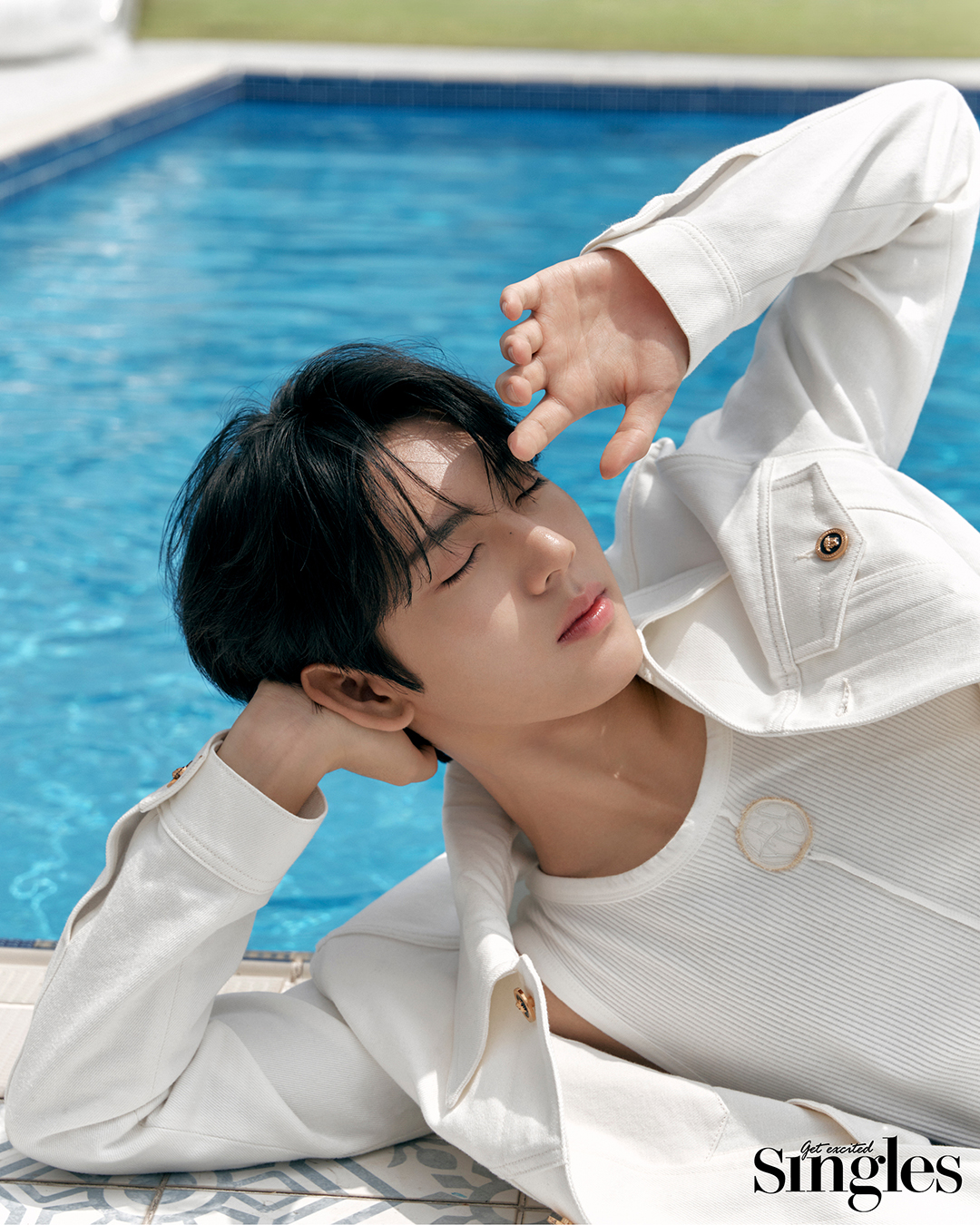 유진이 베르사체의 재킷과 팬츠, 레씨토의 슬리브리스를 착용하고 촬영한 싱글즈 화보